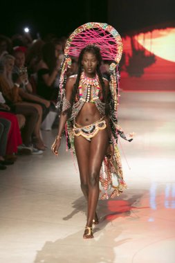 15 Temmuz 2018'de Miami Beach'teki Faena Forum'da Sanat, Kalpler ve Moda Yüzme 2018 koleksiyonunda Lila Nikole Fashion Show Suumer 2019 koleksiyonunda podyumda yürüyen bir manken
