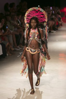 15 Temmuz 2018'de Miami Beach'teki Faena Forum'da Sanat, Kalpler ve Moda Yüzme 2018 koleksiyonunda Lila Nikole Fashion Show Suumer 2019 koleksiyonunda podyumda yürüyen bir manken