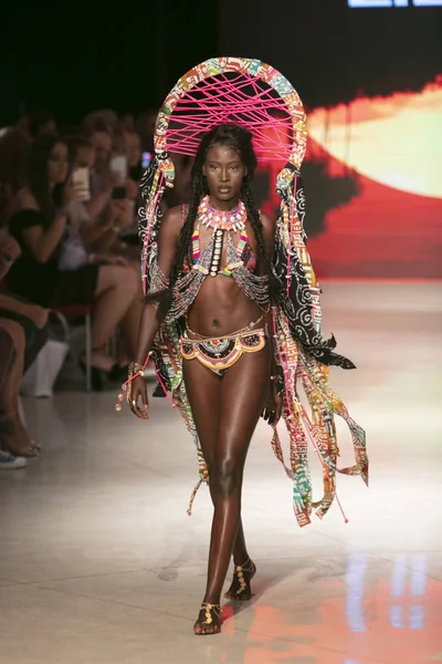 15 Temmuz 2018'de Miami Beach'teki Faena Forum'da Sanat, Kalpler ve Moda Yüzme 2018 koleksiyonunda Lila Nikole Fashion Show Suumer 2019 koleksiyonunda podyumda yürüyen bir manken