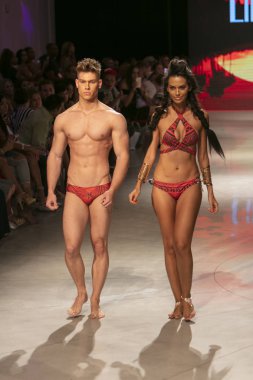 15 Temmuz 2018'de Miami Beach'teki Faena Forum'da Sanat, Kalpler ve Moda Yüzme 2018 koleksiyonunda Lila Nikole Fashion Show Suumer 2019 koleksiyonunda podyumda yürüyen bir manken