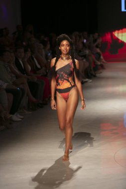 15 Temmuz 2018'de Miami Beach'teki Faena Forum'da Sanat, Kalpler ve Moda Yüzme 2018 koleksiyonunda Lila Nikole Fashion Show Suumer 2019 koleksiyonunda podyumda yürüyen bir manken