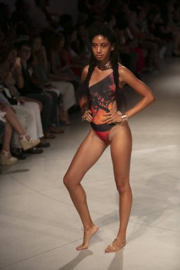 15 Temmuz 2018'de Miami Beach'teki Faena Forum'da Sanat, Kalpler ve Moda Yüzme 2018 koleksiyonunda Lila Nikole Fashion Show Suumer 2019 koleksiyonunda podyumda yürüyen bir manken