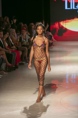 15 Temmuz 2018'de Miami Beach'teki Faena Forum'da Sanat, Kalpler ve Moda Yüzme 2018 koleksiyonunda Lila Nikole Fashion Show Suumer 2019 koleksiyonunda podyumda yürüyen bir manken
