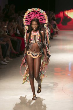 15 Temmuz 2018'de Miami Beach'teki Faena Forum'da Sanat, Kalpler ve Moda Yüzme 2018 koleksiyonunda Lila Nikole Fashion Show Suumer 2019 koleksiyonunda podyumda yürüyen bir manken