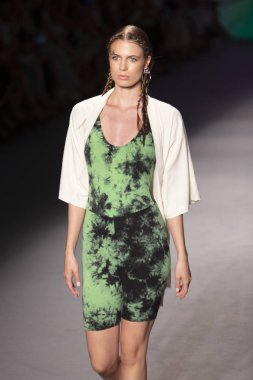 Bir model için podyum yürüyor Natasha Tonic X Summer Collection 2020 saat boyunca moda gösterisi Paraiso Swim hafta 2019 Miami Beach Paraiso pist çadır tarihinde 11 Temmuz 'da, 2019