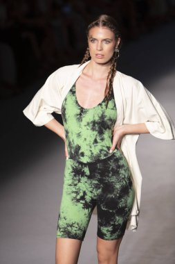 Bir model için podyum yürüyor Natasha Tonic X Summer Collection 2020 saat boyunca moda gösterisi Paraiso Swim hafta 2019 Miami Beach Paraiso pist çadır tarihinde 11 Temmuz 'da, 2019