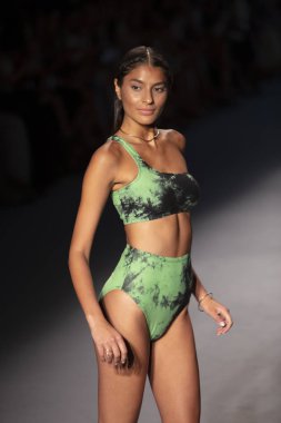 Bir model için podyum yürüyor Natasha Tonic X Summer Collection 2020 saat boyunca moda gösterisi Paraiso Swim hafta 2019 Miami Beach Paraiso pist çadır tarihinde 11 Temmuz 'da, 2019