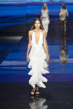 2 Haziran 2019'da Miami, Florida'daki Ice Palace'da düzenlenen Miami Fashion Week'te Jacqueline Then Fashion Show Resort 2020 koleksiyonu sırasında podyumda yürüyen bir model