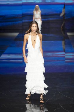 2 Haziran 2019'da Miami, Florida'daki Ice Palace'da düzenlenen Miami Fashion Week'te Jacqueline Then Fashion Show Resort 2020 koleksiyonu sırasında podyumda yürüyen bir model