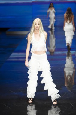 2 Haziran 2019'da Miami, Florida'daki Ice Palace'da düzenlenen Miami Fashion Week'te Jacqueline Then Fashion Show Resort 2020 koleksiyonu sırasında podyumda yürüyen bir model