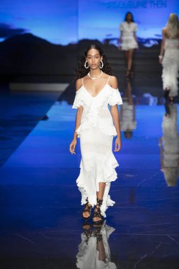 2 Haziran 2019'da Miami, Florida'daki Ice Palace'da düzenlenen Miami Fashion Week'te Jacqueline Then Fashion Show Resort 2020 koleksiyonu sırasında podyumda yürüyen bir model