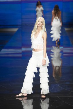 2 Haziran 2019'da Miami, Florida'daki Ice Palace'da düzenlenen Miami Fashion Week'te Jacqueline Then Fashion Show Resort 2020 koleksiyonu sırasında podyumda yürüyen bir model