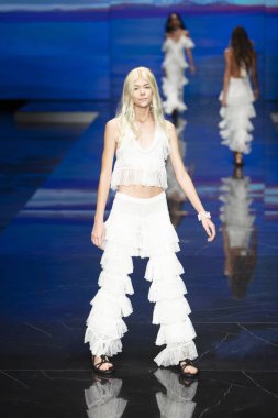 2 Haziran 2019'da Miami, Florida'daki Ice Palace'da düzenlenen Miami Fashion Week'te Jacqueline Then Fashion Show Resort 2020 koleksiyonu sırasında podyumda yürüyen bir model