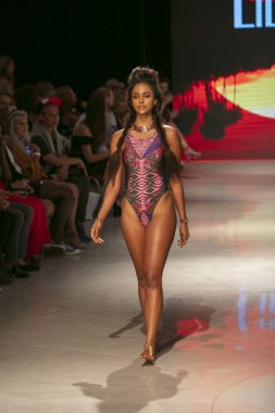 15 Temmuz 2018'de Miami Beach'teki Faena Forum'da Sanat, Kalpler ve Moda Yüzme 2018 koleksiyonunda Lila Nikole Fashion Show Summer 2019 koleksiyonunda podyumda yürüyen bir manken