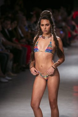 15 Temmuz 2018'de Miami Beach'teki Faena Forum'da Sanat, Kalpler ve Moda Yüzme 2018 koleksiyonunda Lila Nikole Fashion Show Summer 2019 koleksiyonunda podyumda yürüyen bir manken