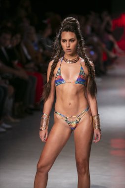 15 Temmuz 2018'de Miami Beach'teki Faena Forum'da Sanat, Kalpler ve Moda Yüzme 2018 koleksiyonunda Lila Nikole Fashion Show Summer 2019 koleksiyonunda podyumda yürüyen bir manken