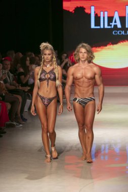 15 Temmuz 2018'de Miami Beach'teki Faena Forum'da Sanat, Kalpler ve Moda Yüzme 2018 koleksiyonunda Lila Nikole Fashion Show Summer 2019 koleksiyonunda podyumda yürüyen bir manken