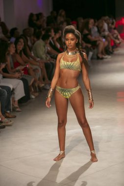 15 Temmuz 2018'de Miami Beach'teki Faena Forum'da Sanat, Kalpler ve Moda Yüzme 2018 koleksiyonunda Lila Nikole Fashion Show Summer 2019 koleksiyonunda podyumda yürüyen bir manken