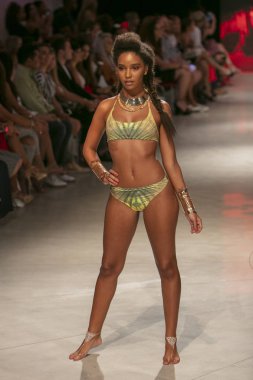15 Temmuz 2018'de Miami Beach'teki Faena Forum'da Sanat, Kalpler ve Moda Yüzme 2018 koleksiyonunda Lila Nikole Fashion Show Summer 2019 koleksiyonunda podyumda yürüyen bir manken