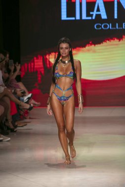 15 Temmuz 2018'de Miami Beach'teki Faena Forum'da Sanat, Kalpler ve Moda Yüzme 2018 koleksiyonunda Lila Nikole Fashion Show Summer 2019 koleksiyonunda podyumda yürüyen bir manken