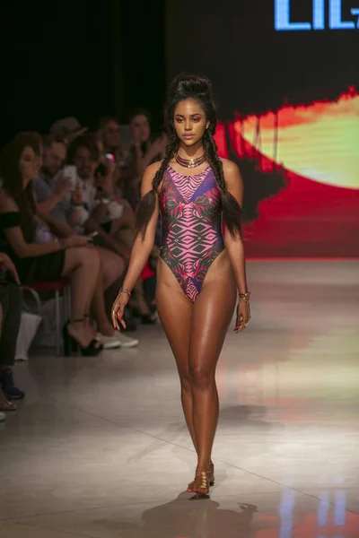Model Walks Runway Lila Nikole Fashion Show Summer 2019 Collection — Stock Photo, Image