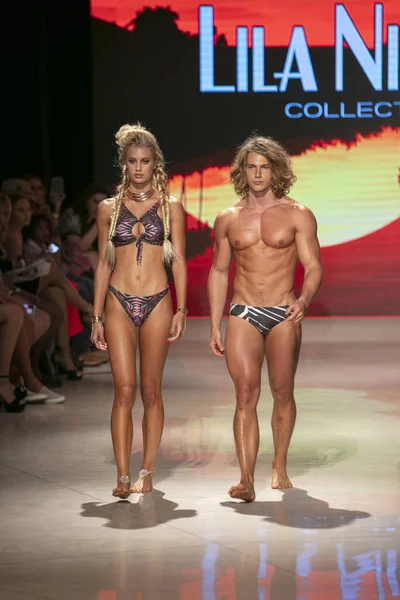 15 Temmuz 2018'de Miami Beach'teki Faena Forum'da Sanat, Kalpler ve Moda Yüzme 2018 koleksiyonunda Lila Nikole Fashion Show Summer 2019 koleksiyonunda podyumda yürüyen bir manken
