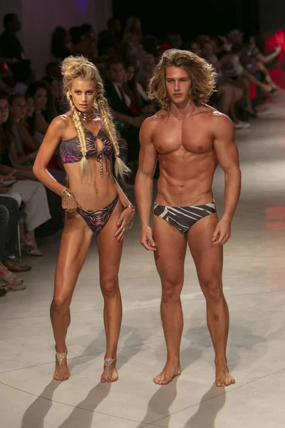 15 Temmuz 2018'de Miami Beach'teki Faena Forum'da Sanat, Kalpler ve Moda Yüzme 2018 koleksiyonunda Lila Nikole Fashion Show Summer 2019 koleksiyonunda podyumda yürüyen bir manken