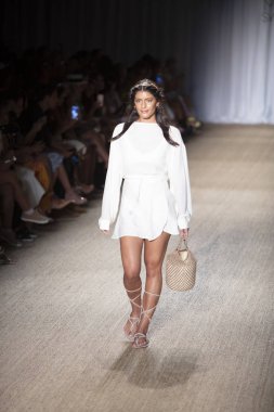 Paraiso Swim Haftası 2019'da Paraiso Swim Haftası 2019'da Paraiso Pist Çadırı'ndaki Miami Beach'te düzenlenen 2019 Pazartesi Mayo Yaz koleksiyonu 2020 defilesinde bir manken podyumda yürüyor 11 Temmuz 2019