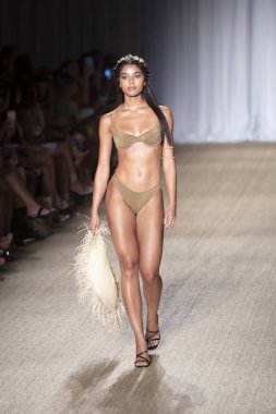 Paraiso Swim Haftası 2019'da Paraiso Swim Haftası 2019'da Paraiso Pist Çadırı'ndaki Miami Beach'te düzenlenen 2019 Pazartesi Mayo Yaz koleksiyonu 2020 defilesinde bir manken podyumda yürüyor 11 Temmuz 2019