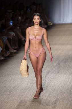 Paraiso Swim Haftası 2019'da Paraiso Swim Haftası 2019'da Paraiso Pist Çadırı'ndaki Miami Beach'te düzenlenen 2019 Pazartesi Mayo Yaz koleksiyonu 2020 defilesinde bir manken podyumda yürüyor 11 Temmuz 2019