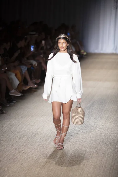 Paraiso Swim Haftası 2019'da Paraiso Swim Haftası 2019'da Paraiso Pist Çadırı'ndaki Miami Beach'te düzenlenen 2019 Pazartesi Mayo Yaz koleksiyonu 2020 defilesinde bir manken podyumda yürüyor 11 Temmuz 2019