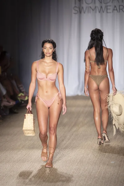 Paraiso Swim Haftası 2019'da Paraiso Swim Haftası 2019'da Paraiso Pist Çadırı'ndaki Miami Beach'te düzenlenen 2019 Pazartesi Mayo Yaz koleksiyonu 2020 defilesinde bir manken podyumda yürüyor 11 Temmuz 2019