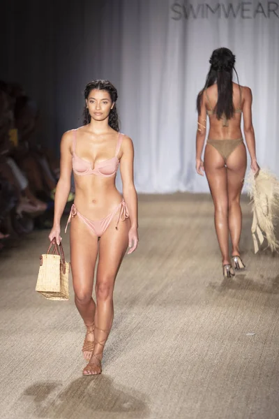 Paraiso Swim Haftası 2019'da Paraiso Swim Haftası 2019'da Paraiso Pist Çadırı'ndaki Miami Beach'te düzenlenen 2019 Pazartesi Mayo Yaz koleksiyonu 2020 defilesinde bir manken podyumda yürüyor 11 Temmuz 2019