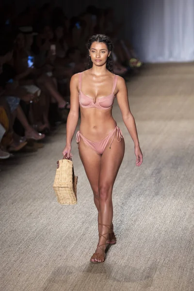 Paraiso Swim Haftası 2019'da Paraiso Swim Haftası 2019'da Paraiso Pist Çadırı'ndaki Miami Beach'te düzenlenen 2019 Pazartesi Mayo Yaz koleksiyonu 2020 defilesinde bir manken podyumda yürüyor 11 Temmuz 2019