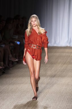 Paraiso Swim Haftası 2019'da Paraiso Swim Haftası 2019'da Paraiso Pist Çadırı'ndaki Miami Beach'te düzenlenen 2019 Pazartesi Mayo Yaz koleksiyonu 2020 defilesinde bir manken podyumda yürüyor 11 Temmuz 2019