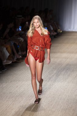 Paraiso Swim Haftası 2019'da Paraiso Swim Haftası 2019'da Paraiso Pist Çadırı'ndaki Miami Beach'te düzenlenen 2019 Pazartesi Mayo Yaz koleksiyonu 2020 defilesinde bir manken podyumda yürüyor 11 Temmuz 2019