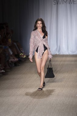 Paraiso Swim Haftası 2019'da Paraiso Swim Haftası 2019'da Paraiso Pist Çadırı'ndaki Miami Beach'te düzenlenen 2019 Pazartesi Mayo Yaz koleksiyonu 2020 defilesinde bir manken podyumda yürüyor 11 Temmuz 2019