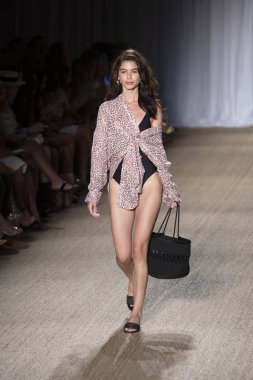 Paraiso Swim Haftası 2019'da Paraiso Swim Haftası 2019'da Paraiso Pist Çadırı'ndaki Miami Beach'te düzenlenen 2019 Pazartesi Mayo Yaz koleksiyonu 2020 defilesinde bir manken podyumda yürüyor 11 Temmuz 2019