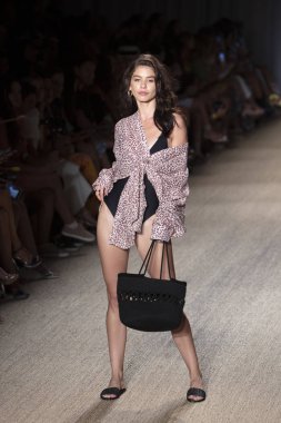 Paraiso Swim Haftası 2019'da Paraiso Swim Haftası 2019'da Paraiso Pist Çadırı'ndaki Miami Beach'te düzenlenen 2019 Pazartesi Mayo Yaz koleksiyonu 2020 defilesinde bir manken podyumda yürüyor 11 Temmuz 2019