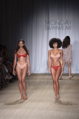 Paraiso Swim Haftası 2019'da Paraiso Swim Haftası 2019'da Paraiso Pist Çadırı'ndaki Miami Beach'te düzenlenen 2019 Pazartesi Mayo Yaz koleksiyonu 2020 defilesinde bir manken podyumda yürüyor 11 Temmuz 2019