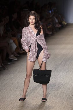 Paraiso Swim Haftası 2019'da Paraiso Swim Haftası 2019'da Paraiso Pist Çadırı'ndaki Miami Beach'te düzenlenen 2019 Pazartesi Mayo Yaz koleksiyonu 2020 defilesinde bir manken podyumda yürüyor 11 Temmuz 2019