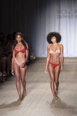 Paraiso Swim Haftası 2019'da Paraiso Swim Haftası 2019'da Paraiso Pist Çadırı'ndaki Miami Beach'te düzenlenen 2019 Pazartesi Mayo Yaz koleksiyonu 2020 defilesinde bir manken podyumda yürüyor 11 Temmuz 2019