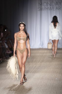 Paraiso Swim Haftası 2019'da Paraiso Swim Haftası 2019'da Paraiso Pist Çadırı'ndaki Miami Beach'te düzenlenen 2019 Pazartesi Mayo Yaz koleksiyonu 2020 defilesinde bir manken podyumda yürüyor 11 Temmuz 2019