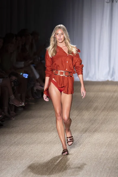 Paraiso Swim Haftası 2019'da Paraiso Swim Haftası 2019'da Paraiso Pist Çadırı'ndaki Miami Beach'te düzenlenen 2019 Pazartesi Mayo Yaz koleksiyonu 2020 defilesinde bir manken podyumda yürüyor 11 Temmuz 2019
