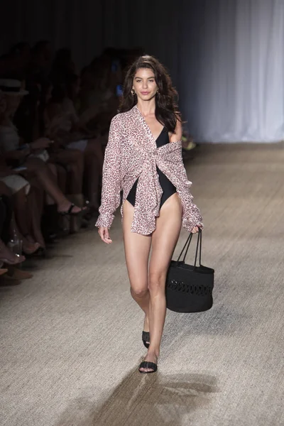 Paraiso Swim Haftası 2019'da Paraiso Swim Haftası 2019'da Paraiso Pist Çadırı'ndaki Miami Beach'te düzenlenen 2019 Pazartesi Mayo Yaz koleksiyonu 2020 defilesinde bir manken podyumda yürüyor 11 Temmuz 2019