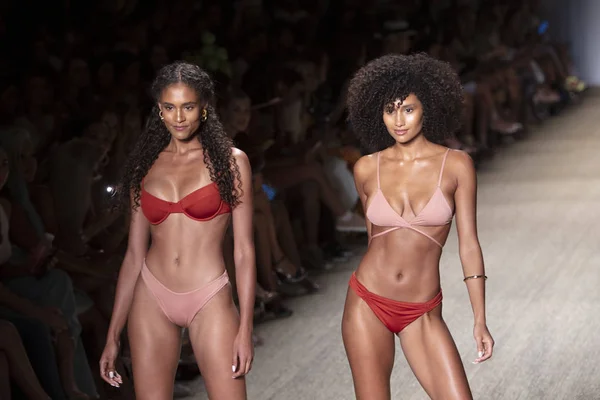 Paraiso Swim Haftası 2019'da Paraiso Swim Haftası 2019'da Paraiso Pist Çadırı'ndaki Miami Beach'te düzenlenen 2019 Pazartesi Mayo Yaz koleksiyonu 2020 defilesinde bir manken podyumda yürüyor 11 Temmuz 2019