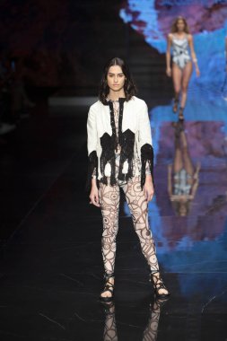 Bir model Jacqueline Then Fashion Show Resort sırasında pist yürüyor 2 Haziran 2019 Miami Ice Palace Miami Moda Haftası sırasında, Florida