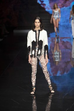 Bir model Jacqueline Then Fashion Show Resort sırasında pist yürüyor 2 Haziran 2019 Miami Ice Palace Miami Moda Haftası sırasında, Florida