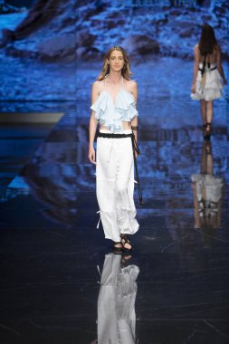 Bir model Jacqueline Then Fashion Show Resort sırasında pist yürüyor 2 Haziran 2019 Miami Ice Palace Miami Moda Haftası sırasında, Florida