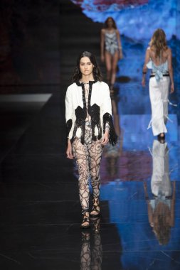 Bir model Jacqueline Then Fashion Show Resort sırasında pist yürüyor 2 Haziran 2019 Miami Ice Palace Miami Moda Haftası sırasında, Florida